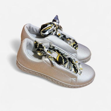 Silberne Sneaker mit Schalschnürsenkeln