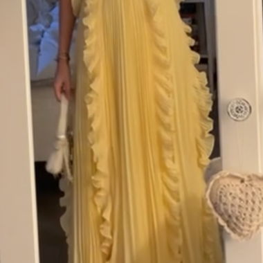 Robe de soirée longue jaune avec volants