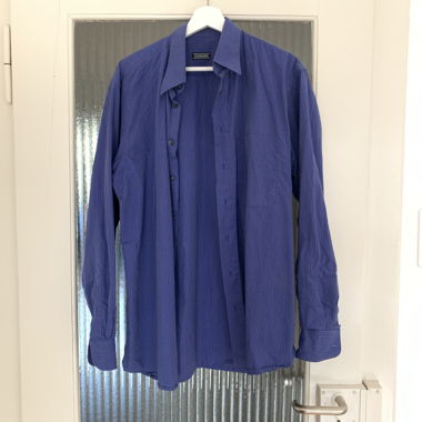 blaues gestreiftes Hemd