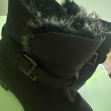 Schwarze Fellstiefel