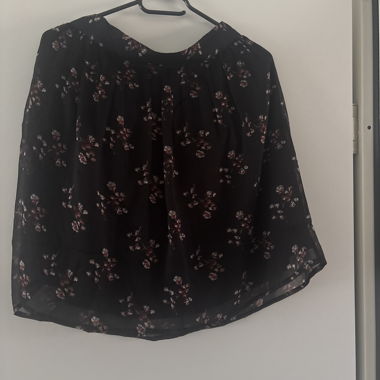 Jupe noire à motif floral
