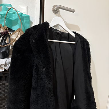 Veste avec capuche noir en fourrure