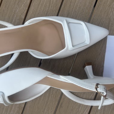 Weisse Slingback-Pumps mit spitzem Zeh