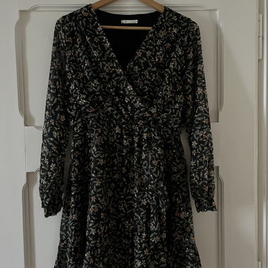 Robe portefeuille fleurie Lili Lala noire, or et verte