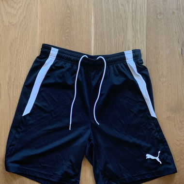 Lot de shorts adidas et puma. 1 noir et 1 rouge