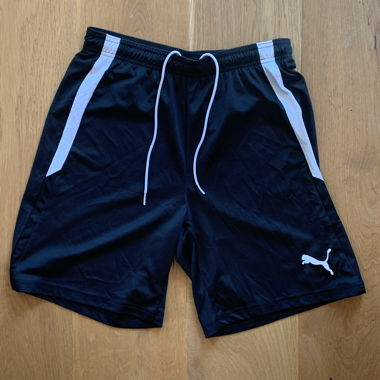 Lot de shorts adidas et puma. 1 noir et 1 rouge