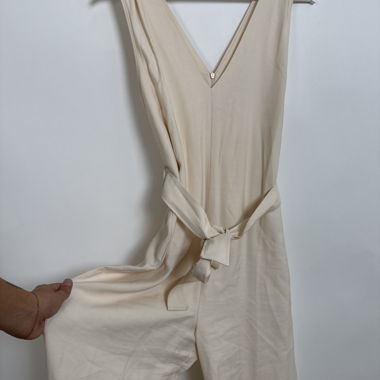 Combinaison beige à encolure en V