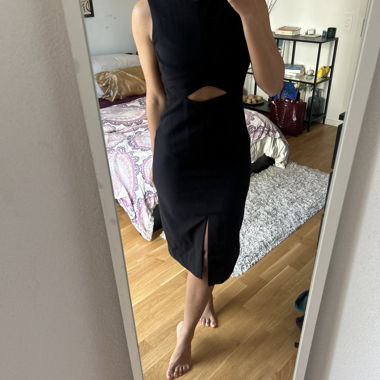 Eng anliegendes schwarzes Kleid mit Cut-outs