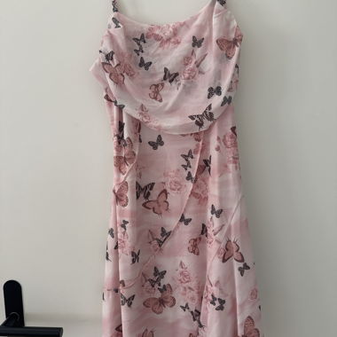 Abito rosa con farfalle