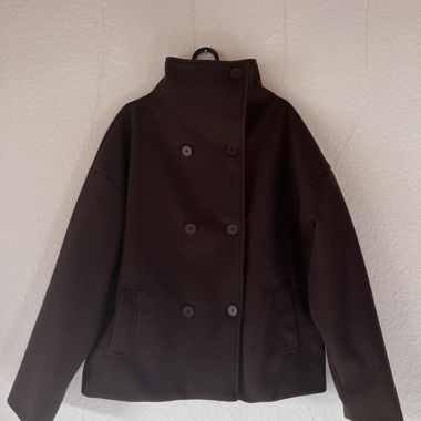 Trenchcoat bis oben zugeknöpft