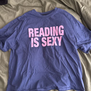 T-shirt Reading Is Sexy