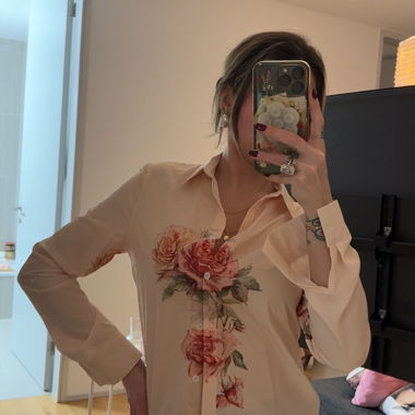 Cremefarbene Bluse mit Rosenprint