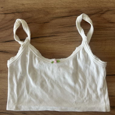 Top corto a coste bianco di Lefties con piccola rosa