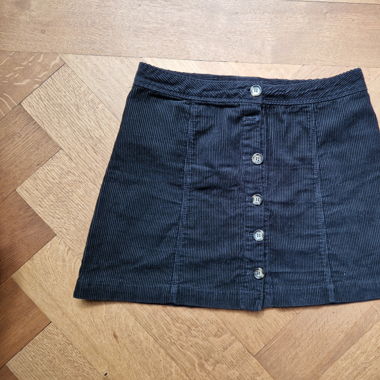 Schwarze Cordjupe