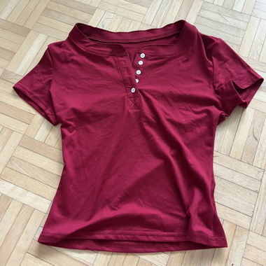 Rotes Henley-T-Shirt