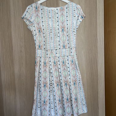 Gemustertes, kurzes Sommerkleid