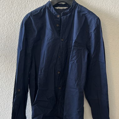 Dunkelblaue Langarm-Hemd