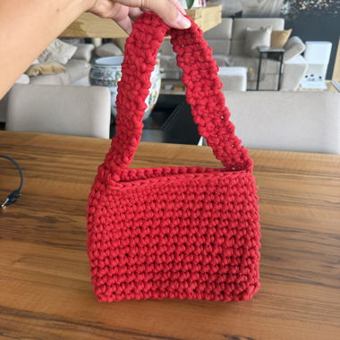 Rot geflochtete Tasche