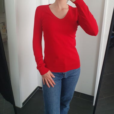 Maglione rosso con scollo a V