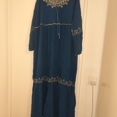 Blaue bestickte Tunika