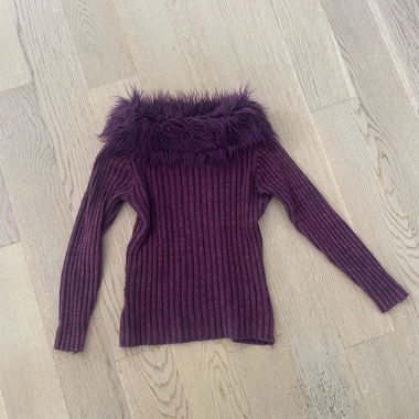 Top in maglia a coste lilla con colletto in pelliccia