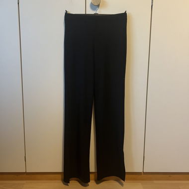 Schwarze Hose mit Schlag