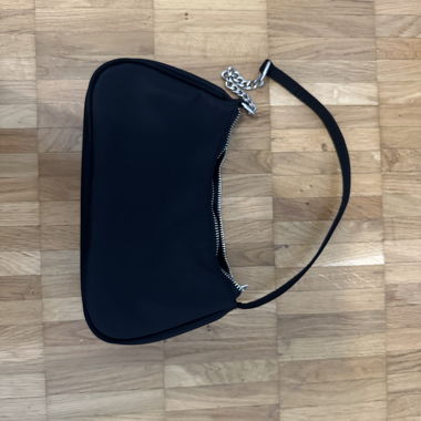 Sac d'épaule noir avec chaîne