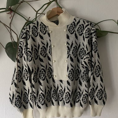Vintage patterned black white sweater 