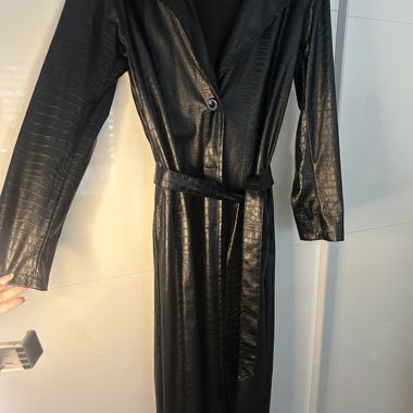 Schwarzer Lederlook-Mantel