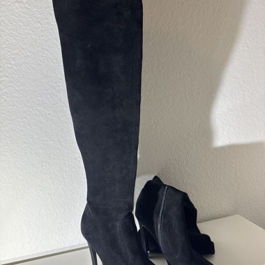 Schwarze Overknee-Stiefel mit hohen Absätzen