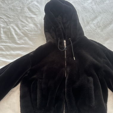 Giacca con cappuccio in pile nera