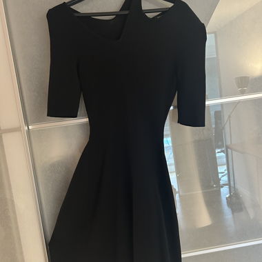 Abito nero con bottoni sul retro maje