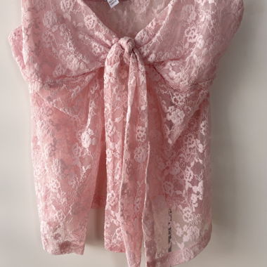 Haut en dentelle rose