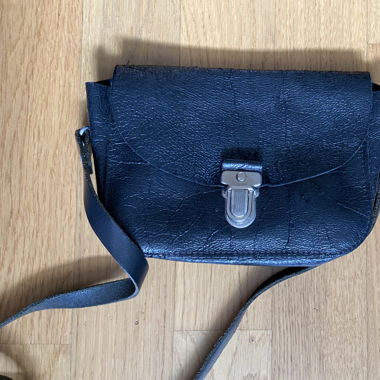 kleine handtasche mit silbernen details