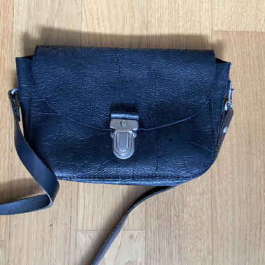 kleine handtasche mit silbernen details