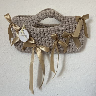 Häkel-Tasche in Taupe mit goldenen Bändern