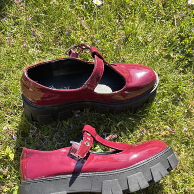 Cherry red plateau pumps