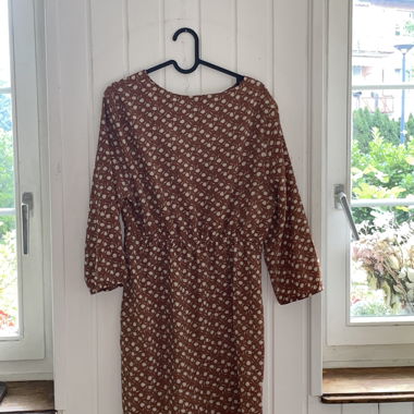 Abito marrone e beige