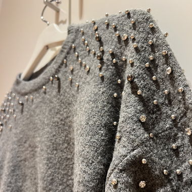 Grauer Pullover mit Glitzer 