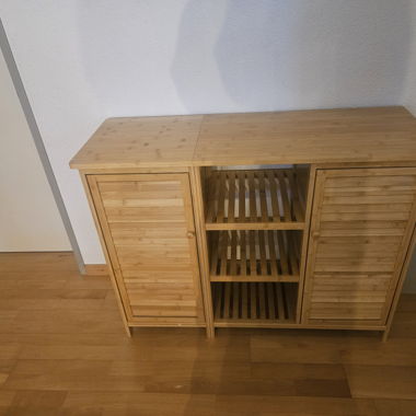 Buffet en bambou avec étagères