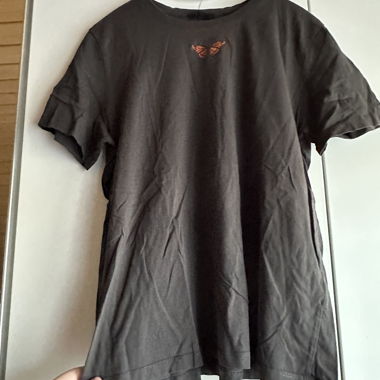 T-shirt noir avec papillon