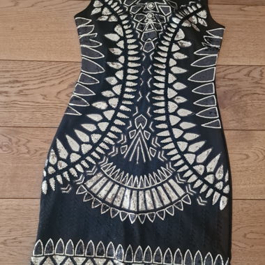 Robe noire brodée Gr. S, comme neuve