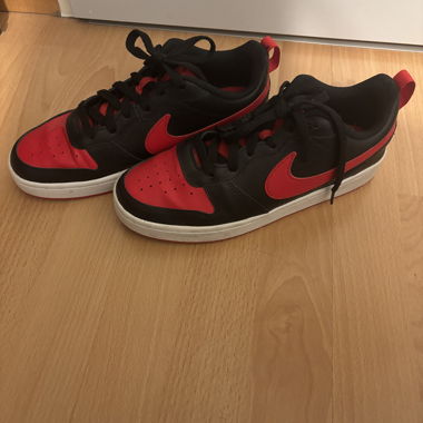Baskets Nike noires et rouges
