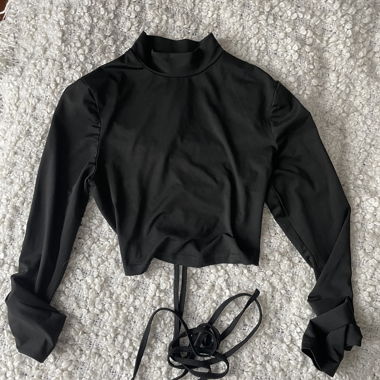 Crop top nero a maniche lunghe