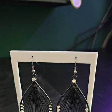 Boucles d'oreilles noires avec pierres scintillantes