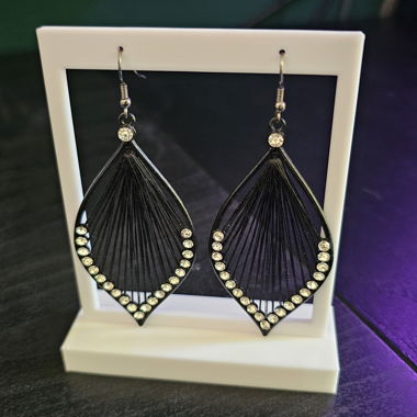 Boucles d'oreilles noires avec pierres scintillantes