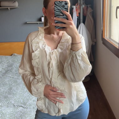 Blouse beige à volants 