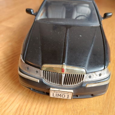 Lincoln Town Car Stretch Limo 1999 1/18 Massstab