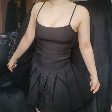 Kleines schwarzes Faltenkleid