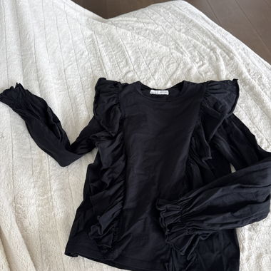 Longsleeve nero con dettagli a volant